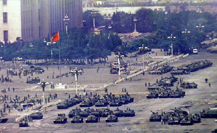 Historie. Kinesiske soldater og tanks forsamler sig dagen efter massakren på Den Himmelske Fredsplads i Beijing. 