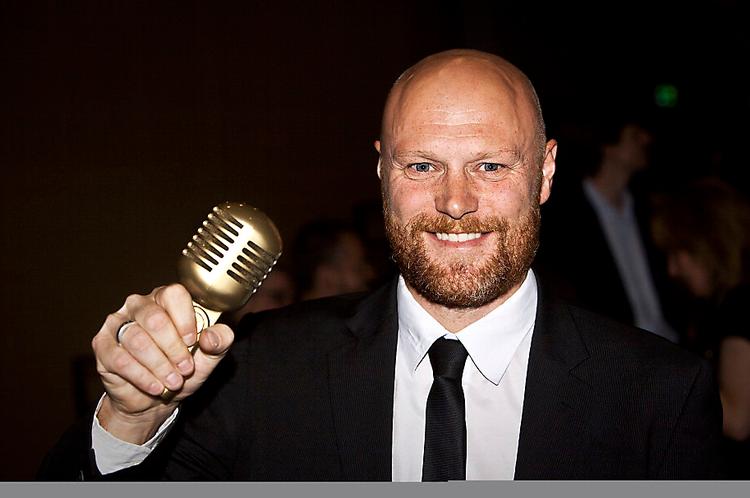 Fødselar. Mads Steffensen fik sit gennembrud på det populære radioprogram 'Mads og Monopolet'. Nu giver han den som vært på Aftenshowet. 