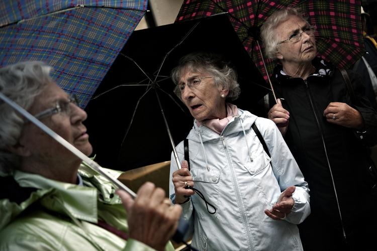 Albuerum. Mary Almeland (venstre), Svanhild Strömsnæs (midten) og Inger Vaugnstölen (højre) er turister fra Norge, men har intet imod det danske regnvejr. Det giver nemlig bedre plads på Strøget. 