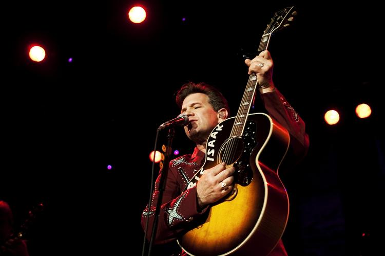 Med store lån fra Roy Orbison er Chris Isaak blevet de  ensomme hjerters sjælesørger i en musik, der er  lige så elegant som dybfølt. 