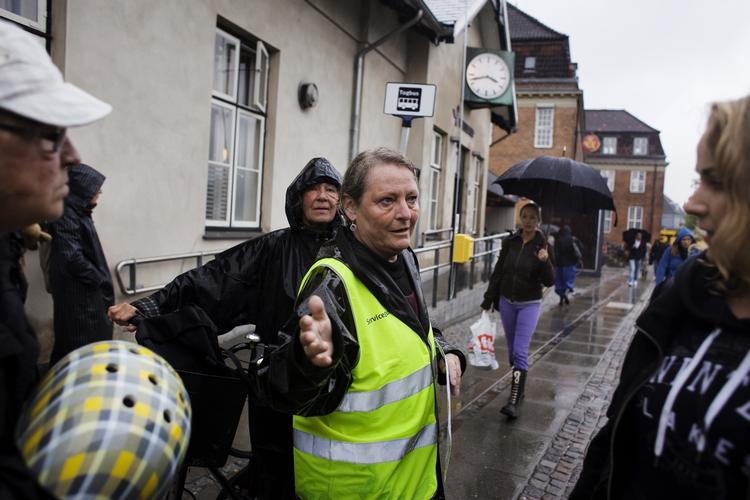 VENTETID. Togbusser er sat ind i stedet for S-tog på de strækninger, som er midlertidigt nedlagt i København og nord for København. Togbusserne kører som S-togene, når de er i almindelig drift. 