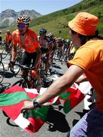 hjælperytter. Haimar Zubeldia ses her under Tour de France. Men den vigtige støtte for Lance Armstrong kommer nok ikke til Tour de France i år efter et brud på håndleddet. Arkivfoto. 