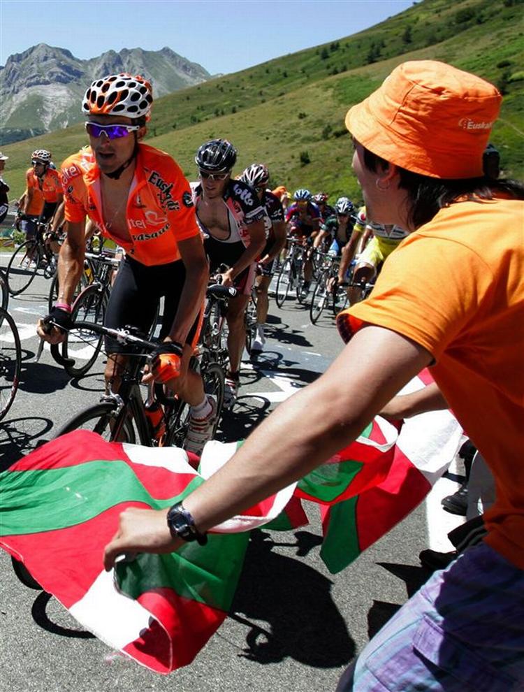 hjælperytter. Haimar Zubeldia ses her under Tour de France. Men den vigtige støtte for Lance Armstrong kommer nok ikke til Tour de France i år efter et brud på håndleddet. Arkivfoto. 