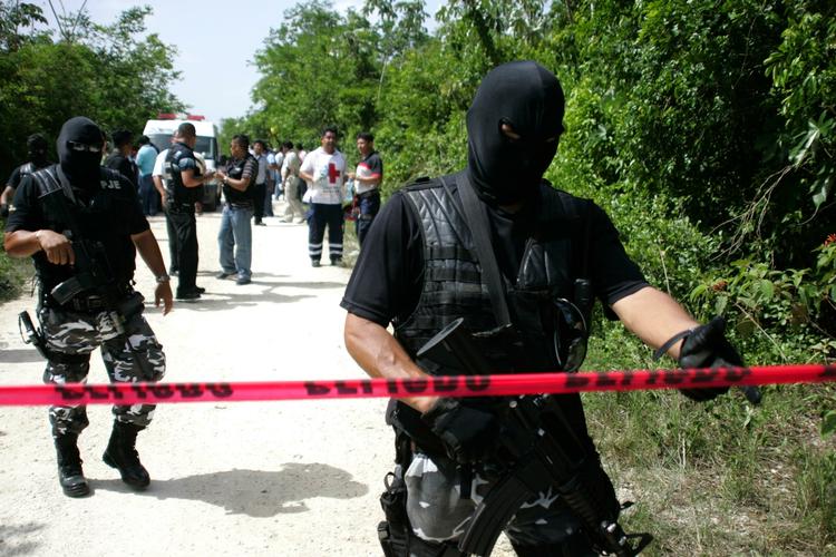 narkokrig. Mexicansk politi har fundet 55 lig i en forladt mineskakt ved byen Taxco i staten Guerrero. 