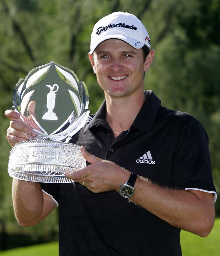 kvalifikationskvaler. Justin Rose med trofæet for sejr i Memorial Tournament, som han vandt for to dage siden. Arkivfoto. 