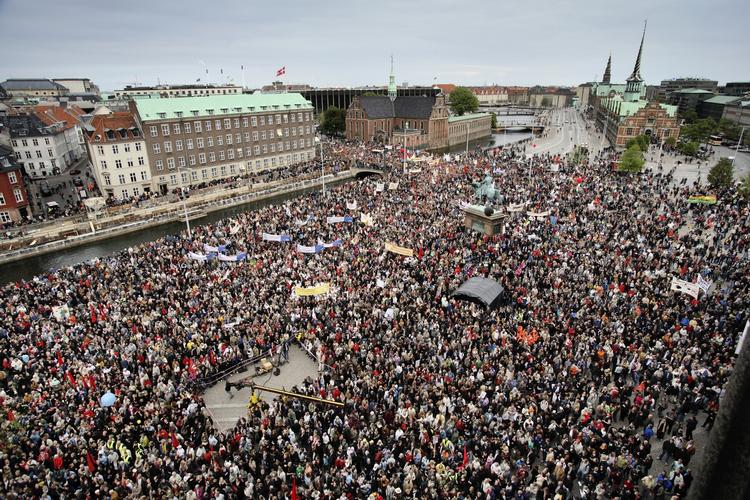 Demo. Omkring 70.000 deltog i demonstrationen mod regeringens velfærdsudspil på Christiansborg Slotsplads i 2006. LO har ikke overblik over, hvor mange der vil møde op til dagens protester. 