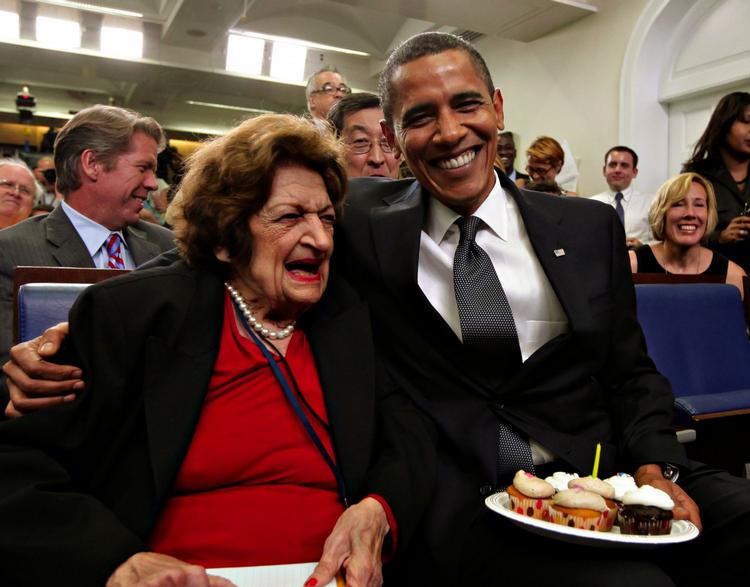 Legende. Journalist Helen Thomas sammen med præsident Barack Obama, da han blev 48 år. 