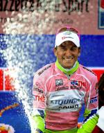 champagne. Italienske Ivan Basso fejrer sejren i årets italienske rundtur. Arkivfoto. 