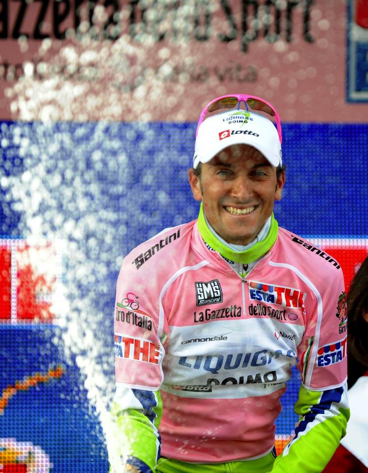 champagne. Italienske Ivan Basso fejrer sejren i årets italienske rundtur. Arkivfoto. 