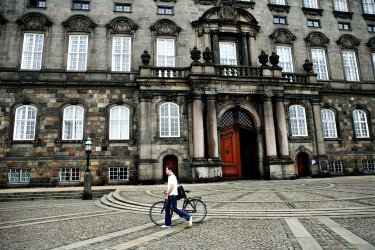 Døve ører. Dagens protester mod regeringens nedskæringsplaner vil runge mod et tomt Christiansborg, hvor politkerne er gået på ferie. 