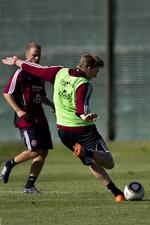 tilbage. Simon Kjær og Nicklas Bendtner (billedet) var tilbage på træningsbanen i Knysna og sparede ikke sig selv. 