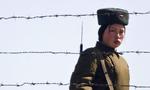 Skarpskytte. Ifølge det kinesiske udenrigsministerium har nordkoreanske grænsevagter skudt og dræbt tre og såret én kineser. Her ses en kvindelig nordkoreansk grænsevagt. 