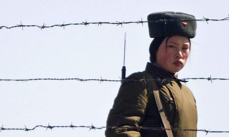 Skarpskytte. Ifølge det kinesiske udenrigsministerium har nordkoreanske grænsevagter skudt og dræbt tre og såret én kineser. Her ses en kvindelig nordkoreansk grænsevagt. 