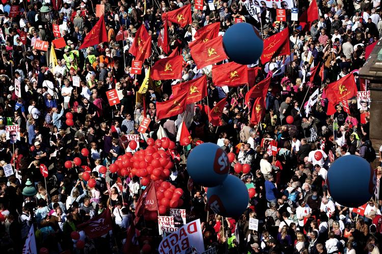 ORDLYD. Demonstranterne har mange måde at udtrykke deres utilfredshed på. Lige nu konkurrerer de om at finde på det bedste slogan mod regeringens spareplaner. 
