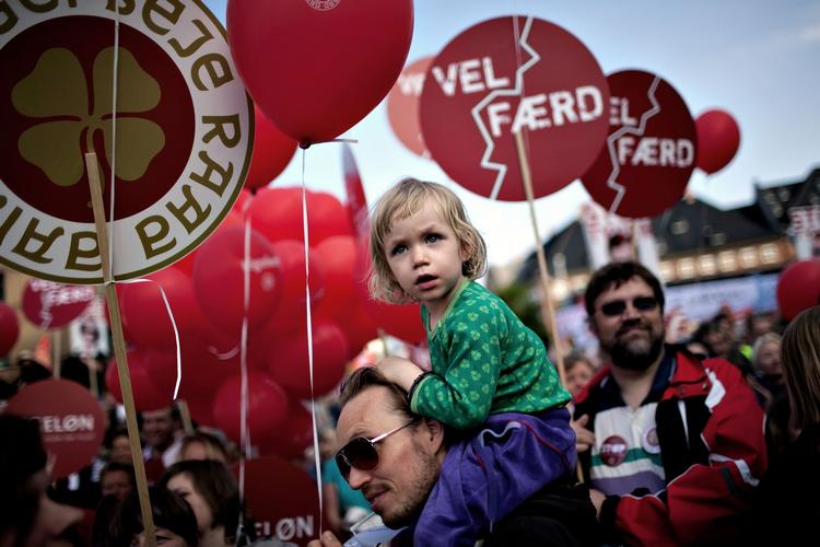 Utilfredshed. Demonstranter i alle aldre mødte i dag op på Christiansborg Slotsplads for demonstrere mod regeringens spareplan. 