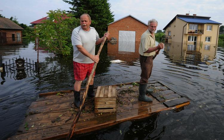 VANDMASSER. Myndigheder frygter, at en ny flodbølge rammer Polens hovedstand onsdag morgen. 