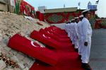 DØDSFALD. Ved en ceremoni i Gaza blev de 9 dræbte tyrkere fra nødhjælpsskibet hyldet. 