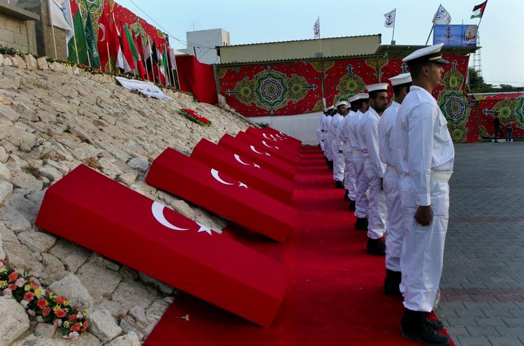 DØDSFALD. Ved en ceremoni i Gaza blev de 9 dræbte tyrkere fra nødhjælpsskibet hyldet. 