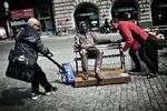 Hjemløs. Foreningen Sand fragtede i sidste måned skulpturer af hjemløse til Odense. Her er der afgang fra Gammeltorv i København. Skulpturerne er lavet af skulptør Jens Galschiøt. 