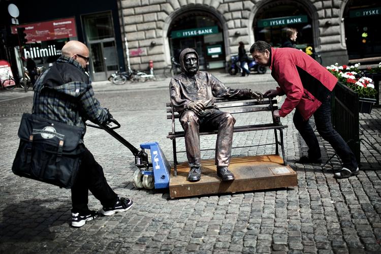 Hjemløs. Foreningen Sand fragtede i sidste måned skulpturer af hjemløse til Odense. Her er der afgang fra Gammeltorv i København. Skulpturerne er lavet af skulptør Jens Galschiøt. 