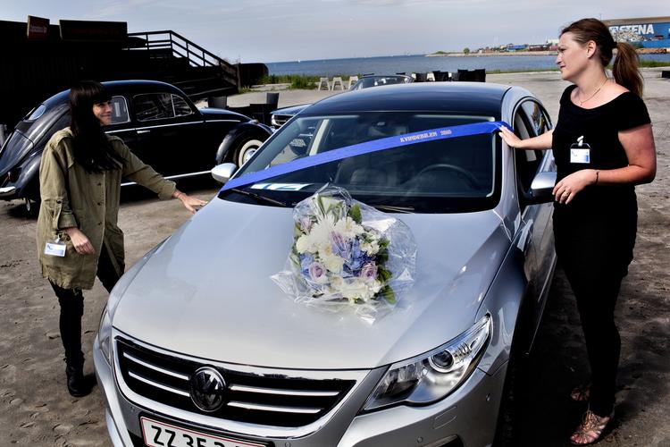 Kvindebilen 2010 bærer det fulde navn VW Passat CC 2,0 TDI DSG 6 og koster omkring 750.000 kroner. Den bilglade sangerinde Pernille Rosendahl (til venstre) var en af de 20 kvinder i dommerpanelet. Til højre VWs pressechef Søs Righolt Ilum. 