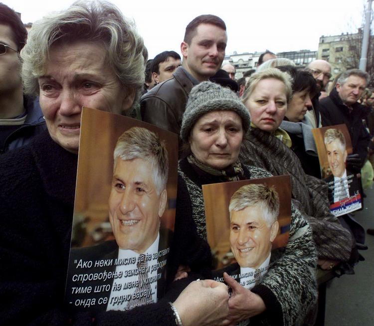 Savnet. Serbere i sorg ved begravelsen af Zoran Djindjic 15. marts 2003. 