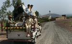 Flugt. Mere end 200.000 pakistanere menes at have fulgt familien på billedet i flugt fra Orakzai-regionen nær den pakistanske grænse til Afghanistan. Nye angreb gør det dog usikkert om de kan følge regeringens anvisning om at kunne vende sikkert hjem. 