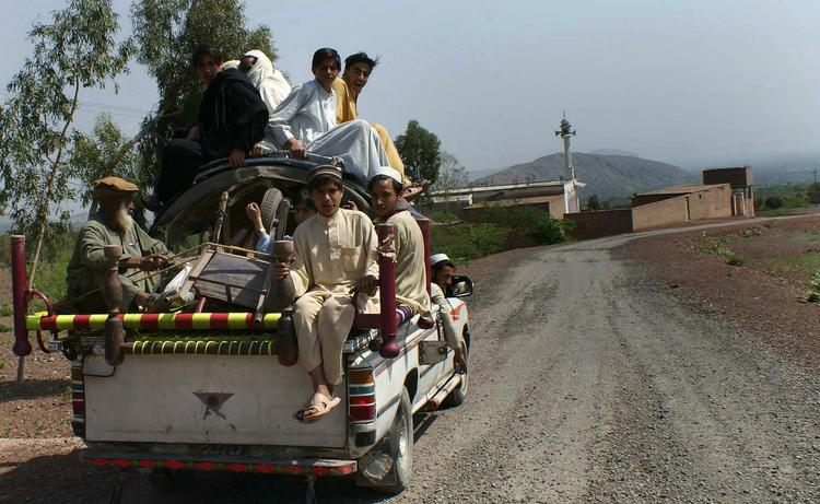 Flugt. Mere end 200.000 pakistanere menes at have fulgt familien på billedet i flugt fra Orakzai-regionen nær den pakistanske grænse til Afghanistan. Nye angreb gør det dog usikkert om de kan følge regeringens anvisning om at kunne vende sikkert hjem. 