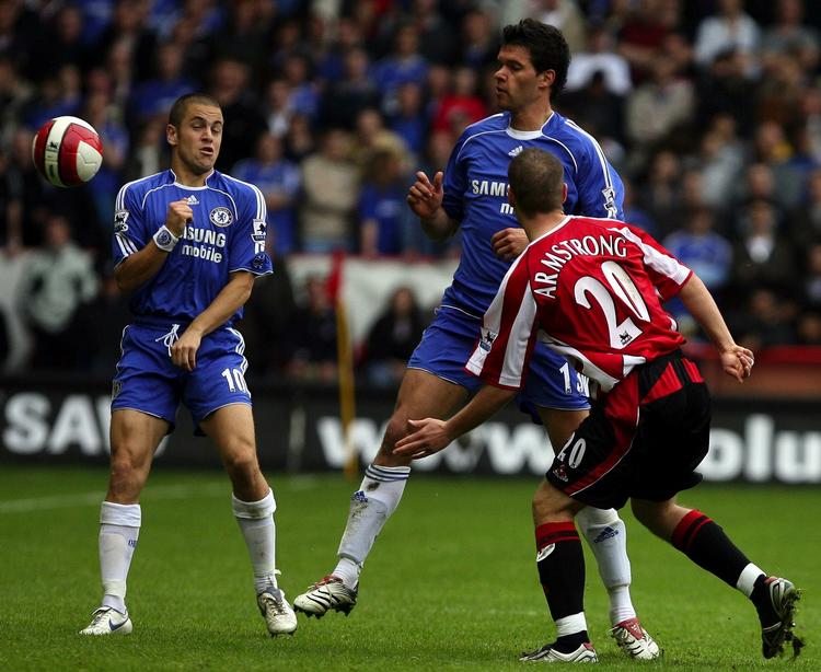 farvel. Hverken Michael Ballack eller Joe Cole får forlænget kontrakten med Chelsea. Her er de begge i kamp for klubben mod Sheffield United. 