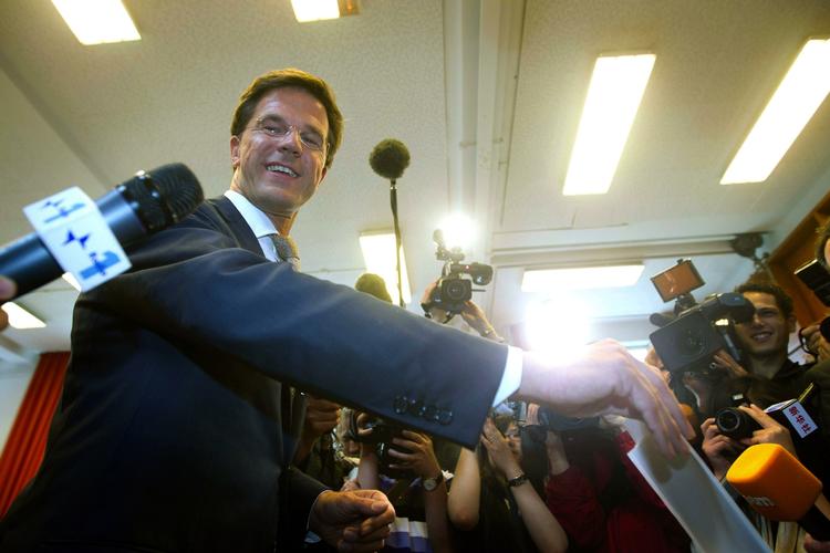 Valgaften. Den liberake leder Mark Rutte ser ifølge meningsmålingerne ud til at blive den store vinder ved dagnes valg i Holland. 