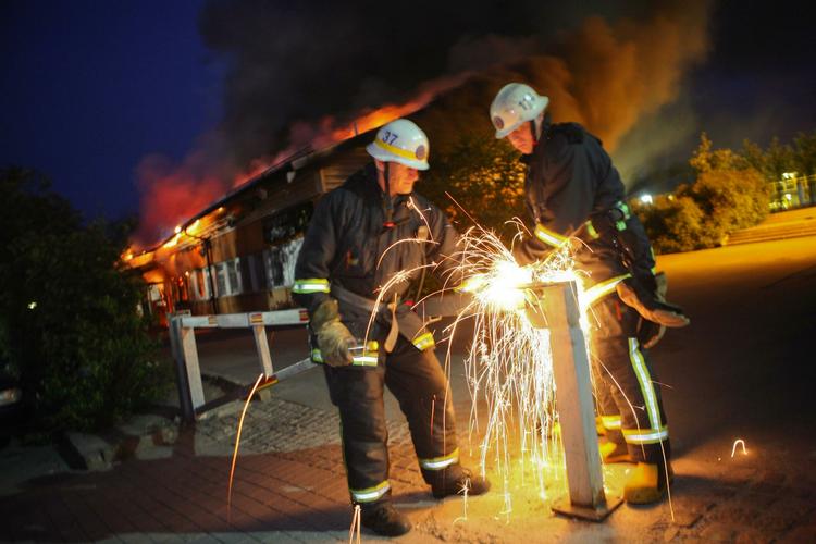 Brand. Brandvæsnet i Stockholmforstaden Rinkeby måtte i nat skære sig gennem en vejbom for at komme ind til en skole, der var blevet sat ild til under gadekampe mellem politi og mellem 50 og 100 unge. 
