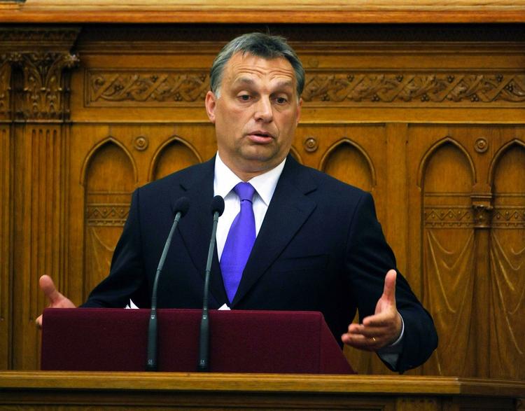 Hvorfor? Det spørger ungarerne lige nu deres regering om, efter et medlem af toppen udtalte, at Ungarn nærmer sig samme økonomiske tilstand som den græske. Her ses premierminister Viktor Orban, da han tirsdag præsenterede regeringens spareplan. 