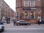 DOBBELTRØVERI. Civil politibil ud for en af de to bankfilialer, der onsdag eftermiddag fik besøg af tre - uheldige, viste det sig - røvere. 
