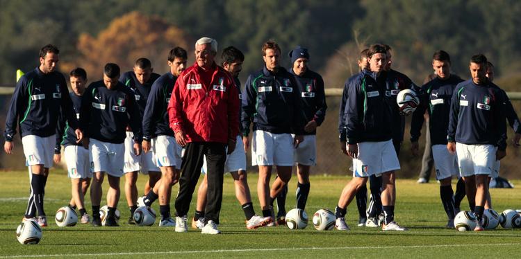old-boys. Marcelo Lippi med sine spillere under dagens træning i Pretoria i Sydafrika. 