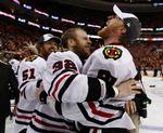 >Yeahhhhh! Chicago Blackhawks' Marian Hossa (th.) fra Slovakiet fejrer sejren med holdkammeraterne Kris Versteeg (32) og Brian Campbell (51). 