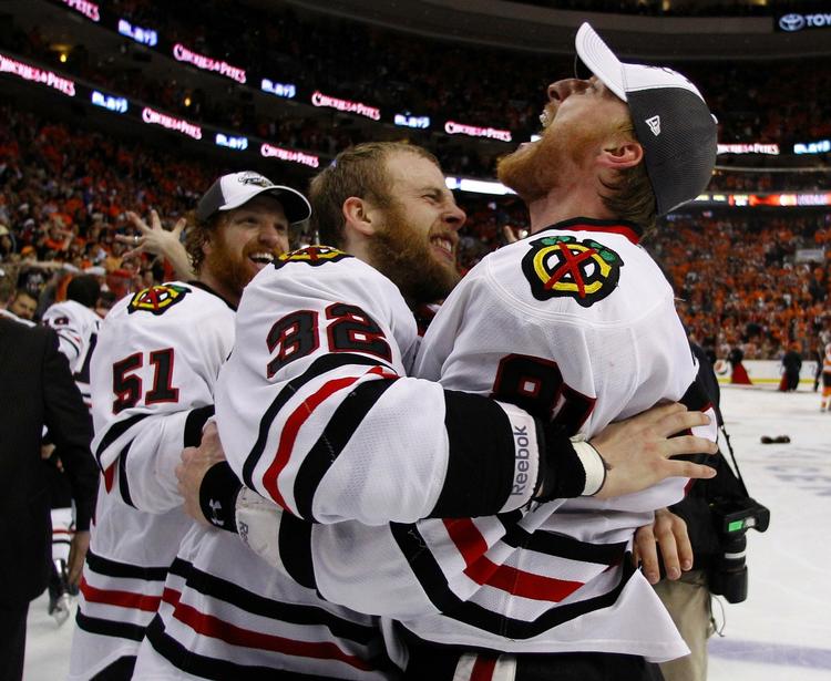 >Yeahhhhh! Chicago Blackhawks' Marian Hossa (th.) fra Slovakiet fejrer sejren med holdkammeraterne Kris Versteeg (32) og Brian Campbell (51). 