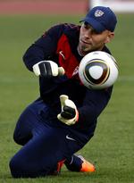 jubilani. USA's målmand Marcus Hahnemann prøver at få fingrene i bolden på træningsbanen. Lørdag aften møder USA England ved VM. 