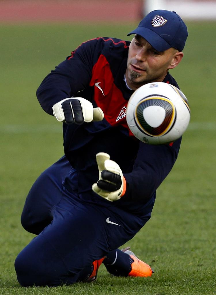 jubilani. USA's målmand Marcus Hahnemann prøver at få fingrene i bolden på træningsbanen. Lørdag aften møder USA England ved VM. 
