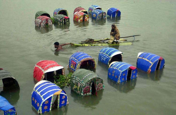 monsun. Det globale forbrug af vand er tredoblet i løbet af 50 år. I 2030 vil næsten halvdelen af Jordens befolkning mangle vand, mens andre vil have for meget – med mindre vi allerede nu ændrer den måde, vi fordeler og bruger vand på. Arkivfoto: Pavel Rahman 