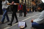 Arbejdsløs. Spanien er et af de europæiske lande, der er ramt hårdest af krisen. I april måtte den arbejdsløse bygningsarbejder Jesus Torres på gaden i Pamplona for at bede om en skærv. Det vides ikke, om han har fået job i mellemtiden. 