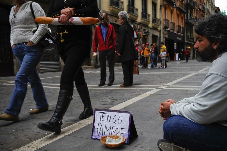 Arbejdsløs. Spanien er et af de europæiske lande, der er ramt hårdest af krisen. I april måtte den arbejdsløse bygningsarbejder Jesus Torres på gaden i Pamplona for at bede om en skærv. Det vides ikke, om han har fået job i mellemtiden. 