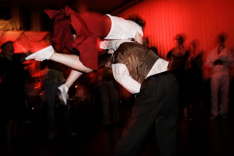 Der har tidligere været masser af sus i skørterne på jazzfestivalen. I år er der gode muligheder for nybegyndere for at blive bekendte med Charleston, Balboa og Lindy Hop. For eksempel kan man melde sig ind i en gruppe af dansende 'swingstormers'. Her ses Kit Blædel og Per "Rock" Mogensen (Swing Kits). 