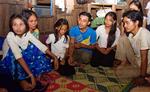 Den 27-årige cambodianske junglekvinde (yderst til venstre) sidder med - efter alt at dømme - sin familie. Kvinden har flere gange forsøgt at flygte. 