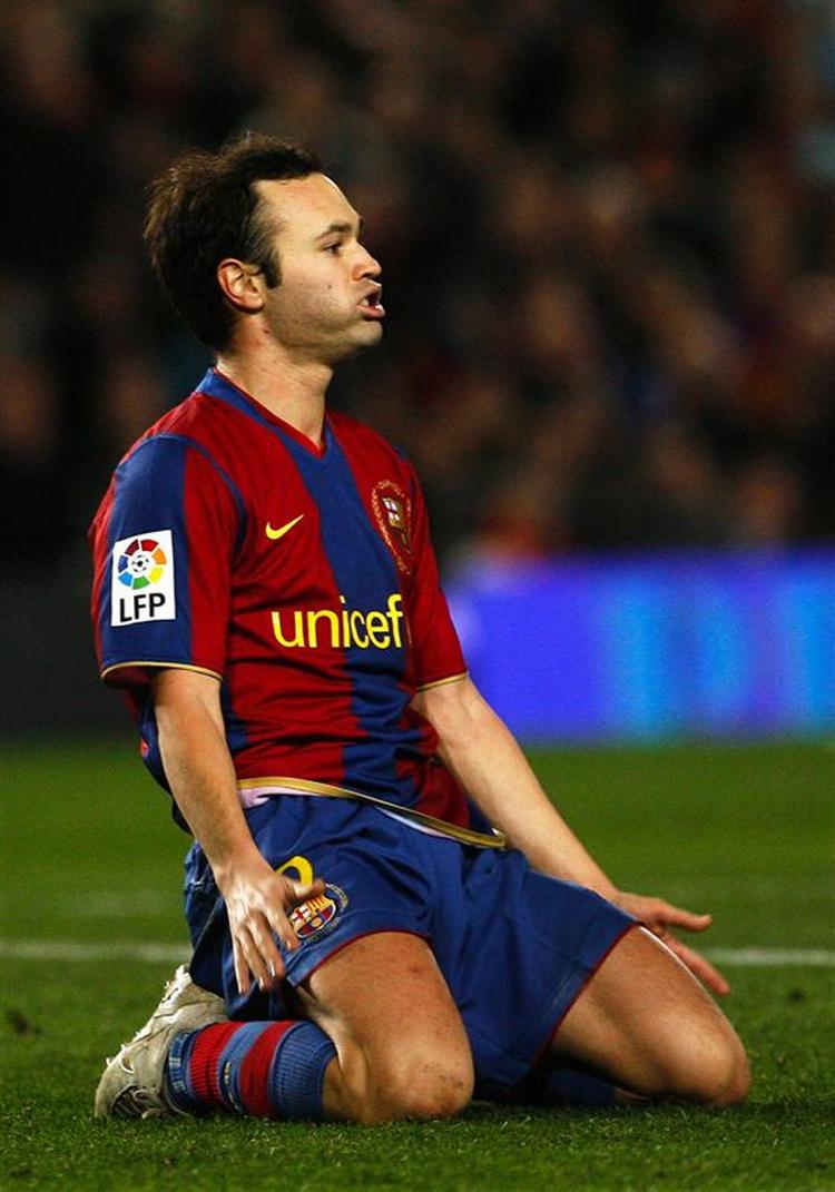 skadet. Andres Iniesta kommer ikke med i Barcelonas finale ved VM for klubhold. Arkivfoto. 