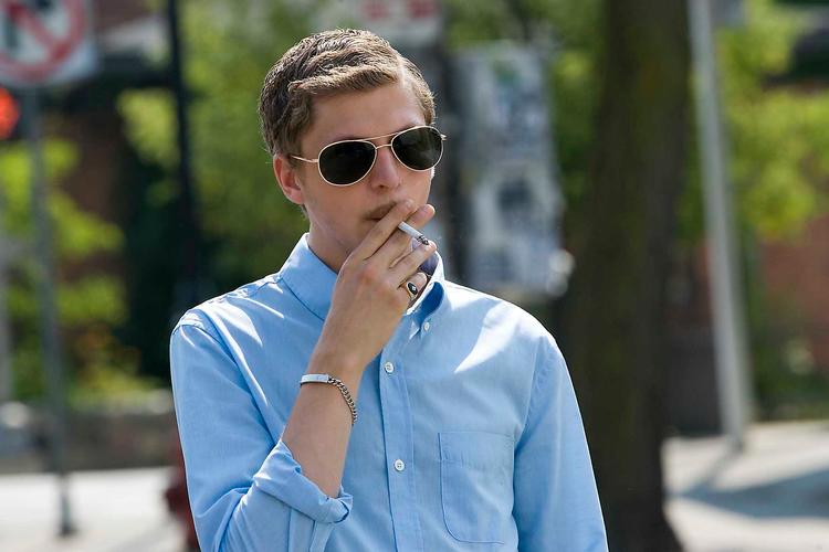 Cera er tilbage som kikset klogesplejs, men spiller også nørdens voksne alter ego, playboen Dillinger. Heldigvis. Foto: Scanbox 