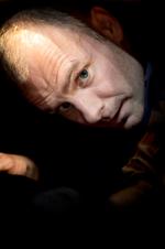 Far? Teatrer Grobs kunstneriske leder, Per Scheel-Krüger, indrømmer, at han har lavet opslaget om den forsvundne 12-årige. Men opslaget er underskrevet 'Far'... Djævlens Advokat er rystet. Foto: Miriam Dalsgaard 