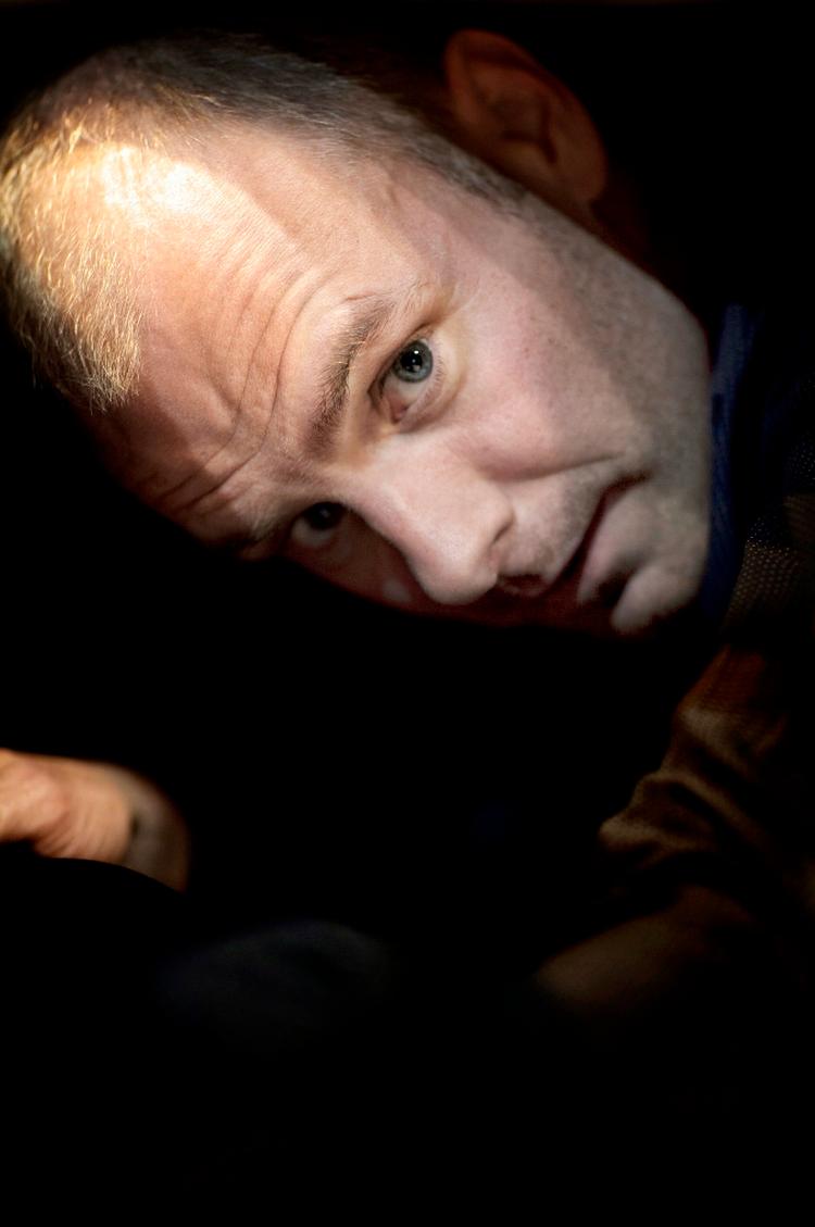 Far? Teatrer Grobs kunstneriske leder, Per Scheel-Krüger, indrømmer, at han har lavet opslaget om den forsvundne 12-årige. Men opslaget er underskrevet 'Far'... Djævlens Advokat er rystet. Foto: Miriam Dalsgaard 