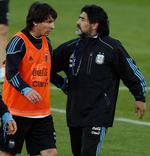 Hemmeligt. Messi, Maradona og Argentina vil helst undgå opmærksomhed inden VM-starten. Det er over to uger siden holdet sidste har spillet. 