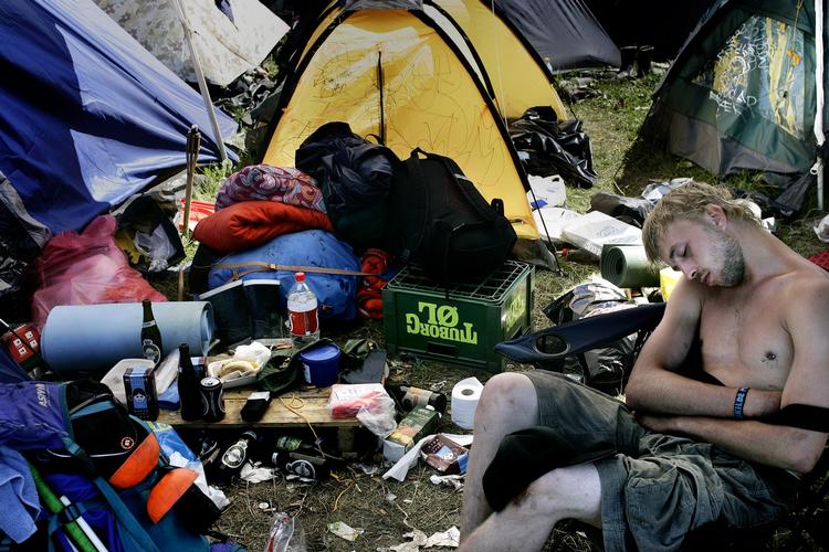 Roskilde Festival 2010. Du skal ligge på en rigtig seng. Spille på instrumenter og tænde den syvarmede, når der er romance i luften. Og du skal ikke slæbe en skid... Lyder det for godt til at være sandt? 