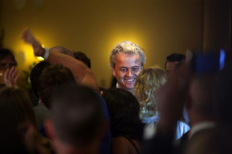 Blikfang. Pia Kjærsgaard føler, at den store sejrherre i det hollandske valg, Geert Wilders lige nu kigger mod DAnmark for at stile mod det danske partis rolle som parlamentarisk grundlag for en regering. 